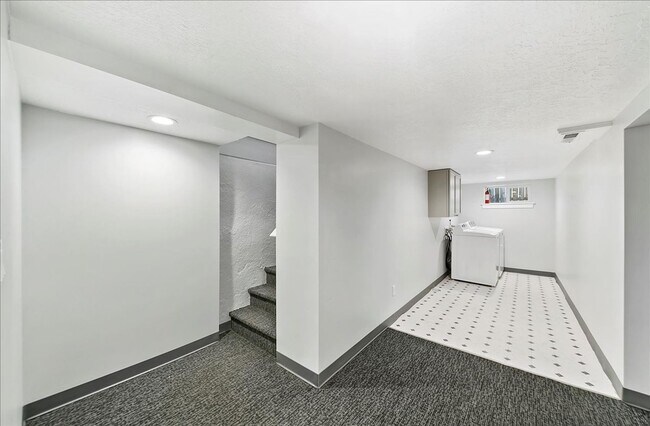 Building Photo - Bright, Spacious Home in Prime Southeast B...
