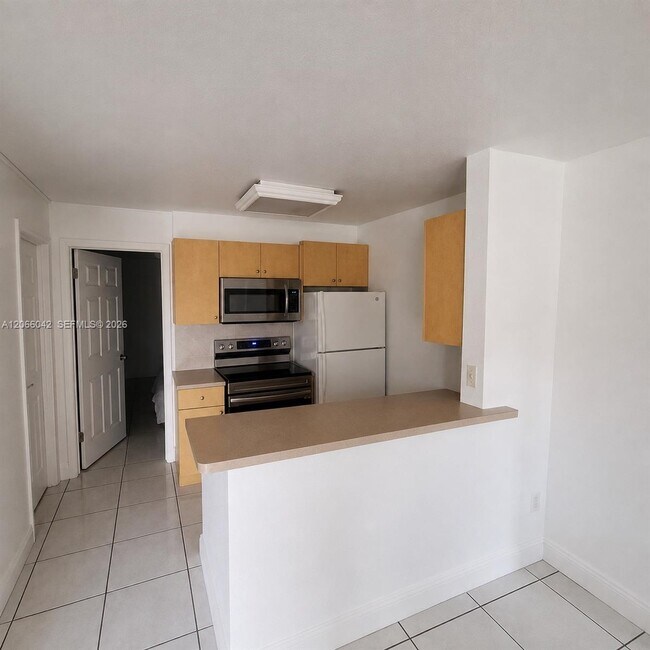 Building Photo - 7151 Miami Lakes Dr