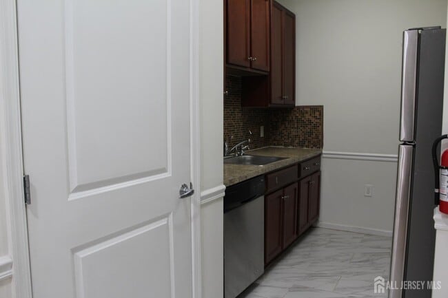 Building Photo - 611 Doral Ct