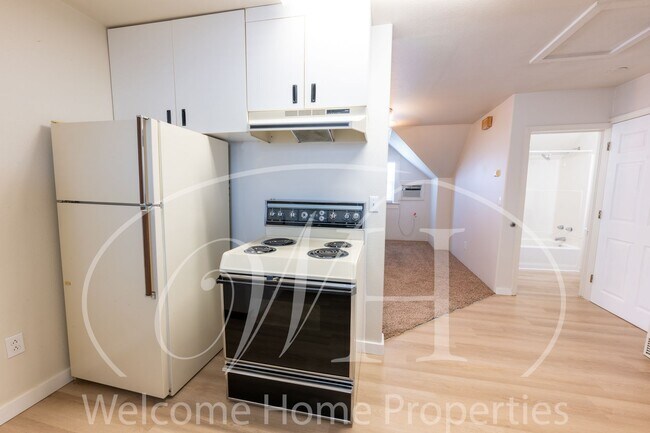 Building Photo - Spacious Attic Apartment Close to WWU
