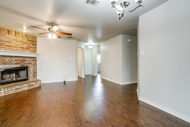 Building Photo - Cozy 3 Bed, 2 Bath Home Minutes Away from ...