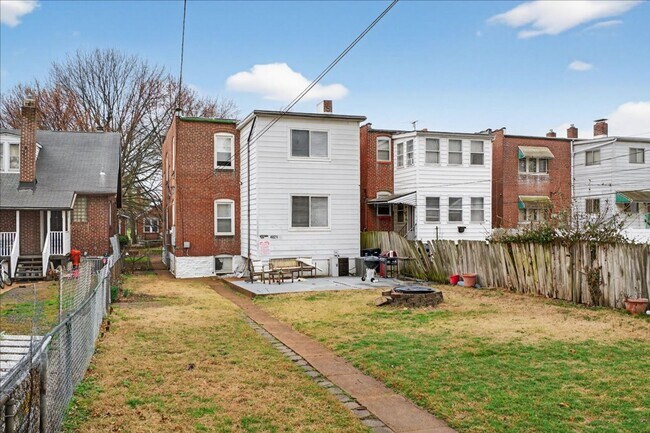 Building Photo - 4621 Quincy St