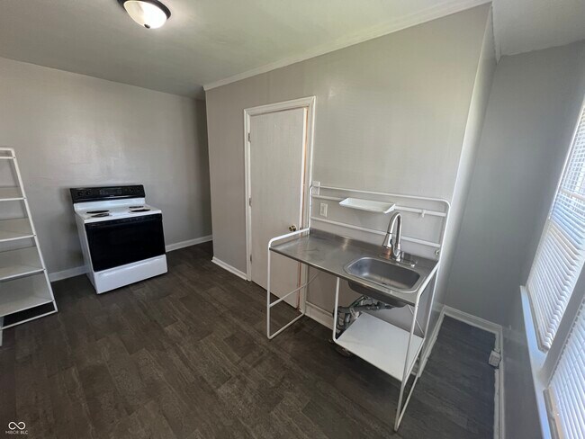 Building Photo - 320 N Sherman Dr