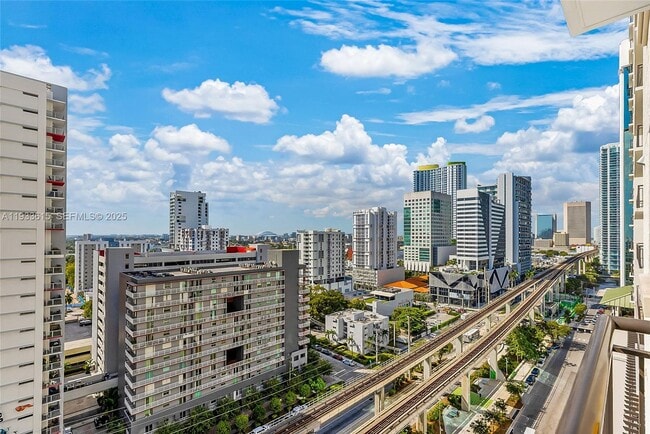 Building Photo - 999 SW 1st Ave