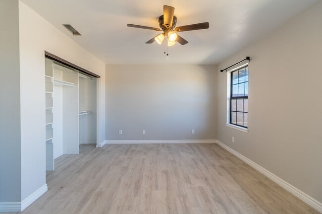 Building Photo - Beautiful 3/2 Apple Valley Home