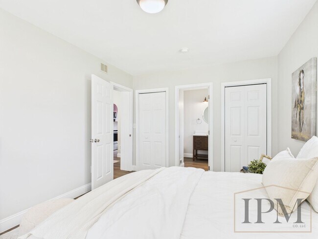 Building Photo - Available Now! Beautiful 3 Bedroom 2 Bath ...