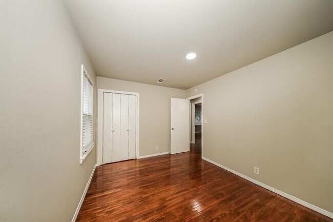 Building Photo - 5206 N Beaver Ave