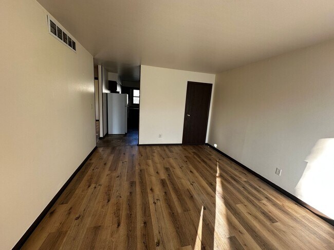 Building Photo - 1837-1837 Post Rd