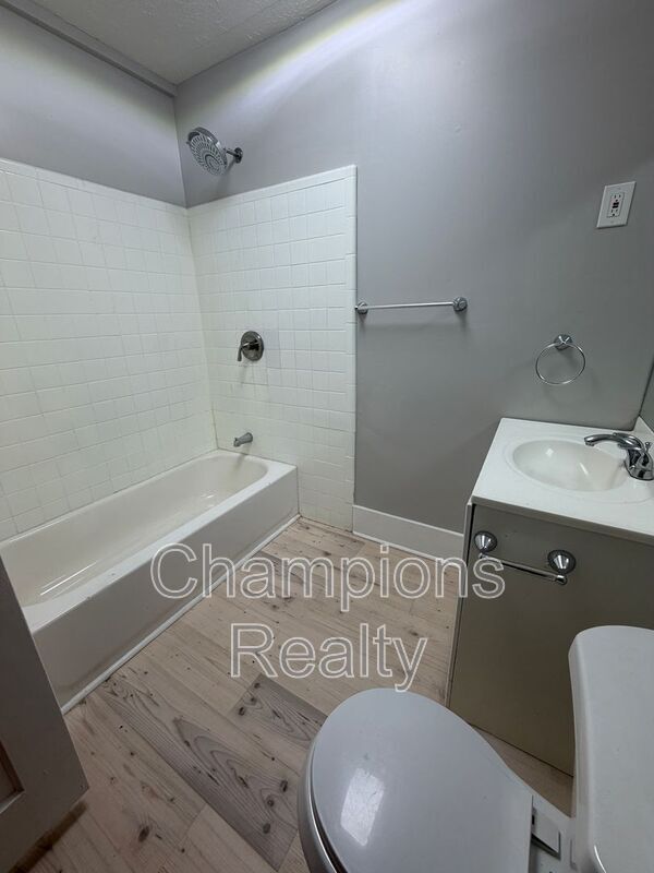 Building Photo - 403 46th St