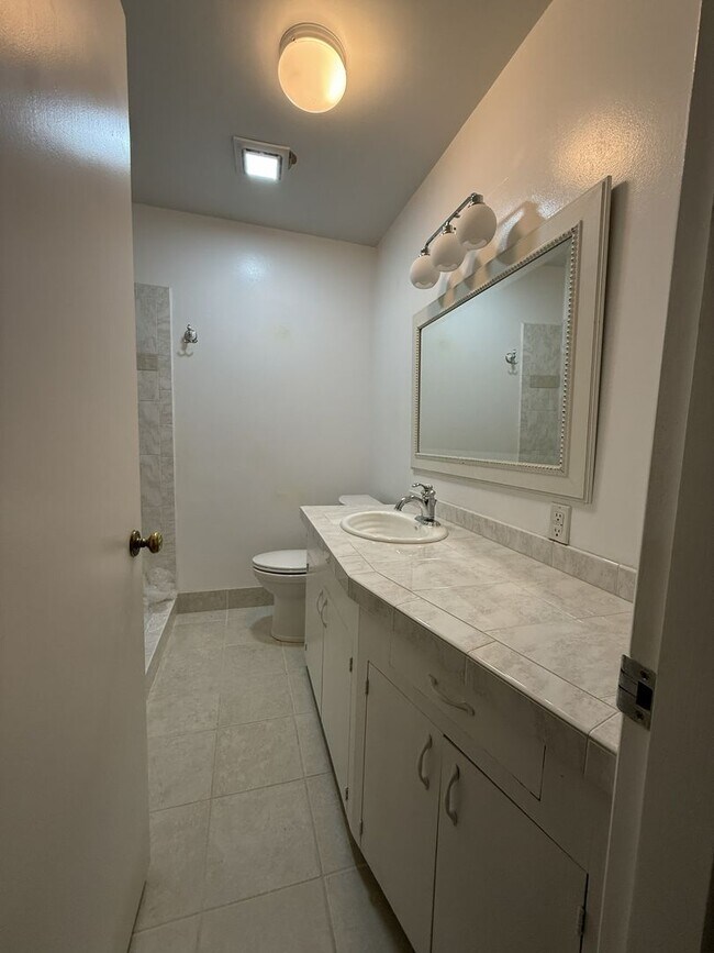 Building Photo - 2425 SW 19th Ave