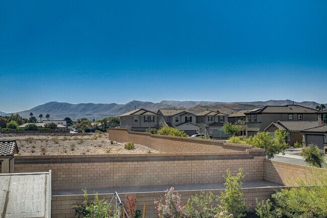 Building Photo - AMAZING 2 Story, 5 Bedroom Home in Gated community!