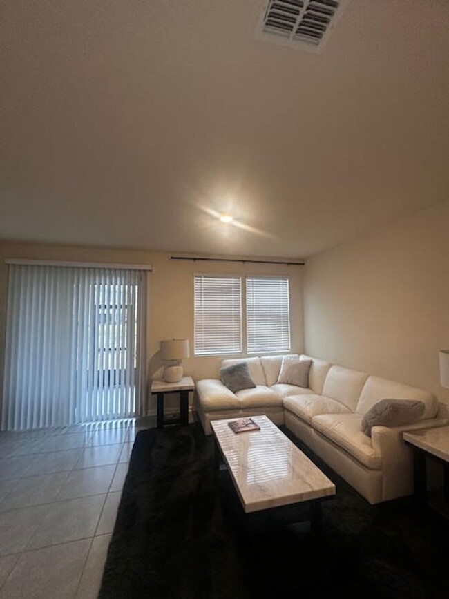 Building Photo - Light and bright Townhouse for rent !