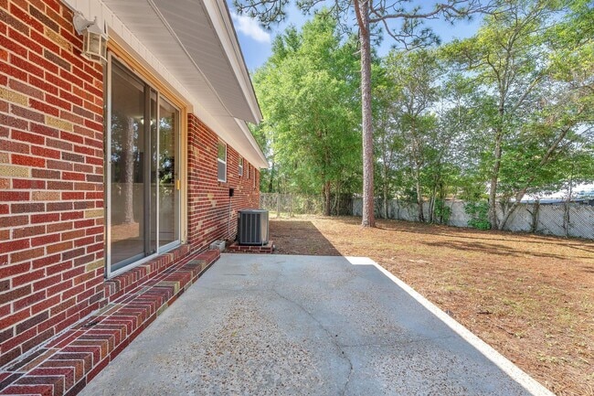 Building Photo - Updated Kitchen and Oversized Yard!