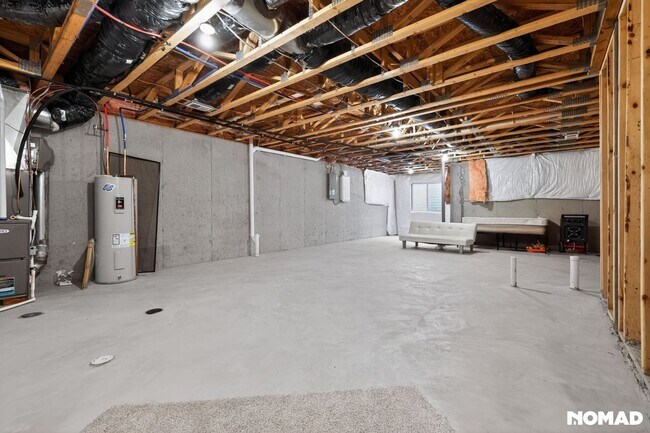 Building Photo - 2851 Fairgrove Cres