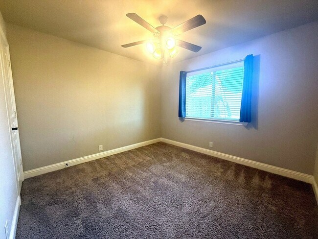 Building Photo - 1109 Abbey Ln