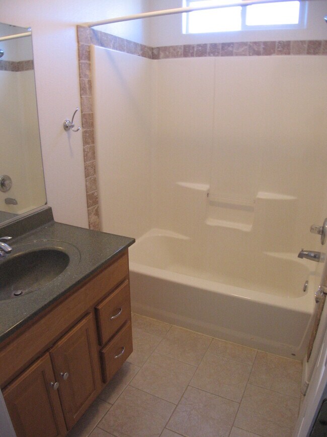 Building Photo - 627 Kings Glen Loop