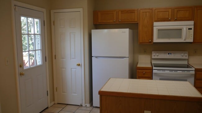 Building Photo - 4 Bed 3 Bath off Dublin/Powers w/AC- Avail...