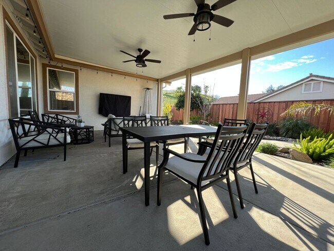 Building Photo - Gorgeous 4 Bedroom with Backyard Oasis wit...