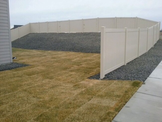 Building Photo - 4 bed 2.5 bath home in Mae Valley area of Moses Lake