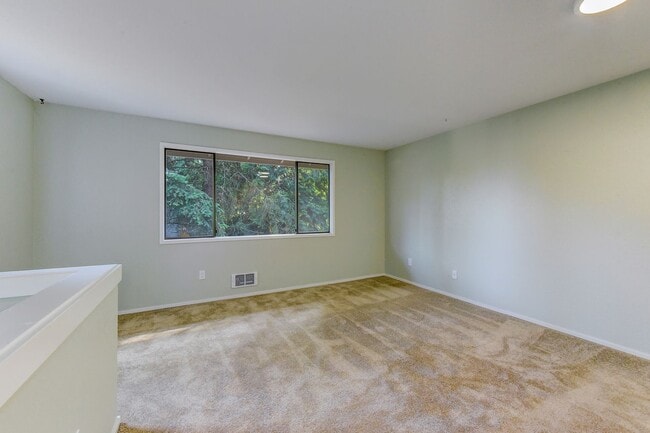 Building Photo - Renovated Townhome