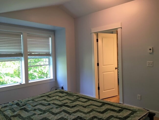 Building Photo - Spacious Townhouse for Rent -- Minutes fro...
