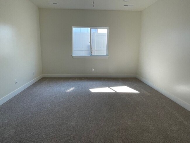 Building Photo - Single-Level 2 Bed / 2 Bath | Garage Available June 1st