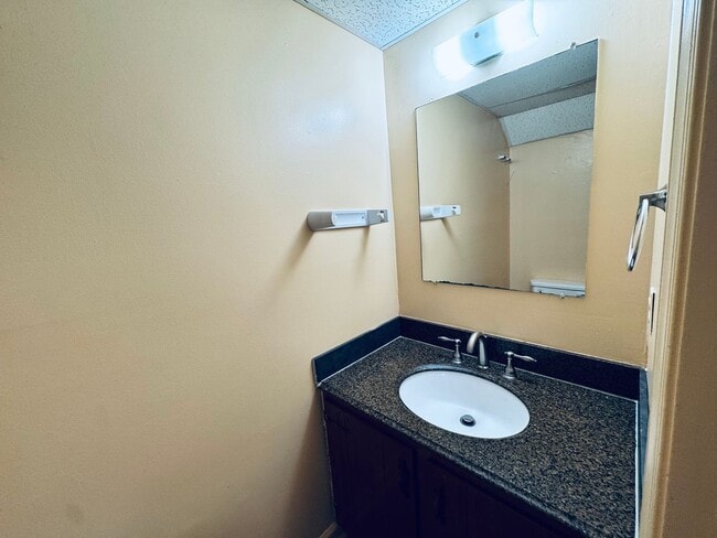 Building Photo - Timberlake Rd Townhouse