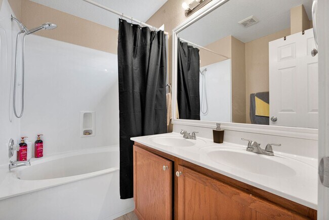 Building Photo - Charming 3 Bed 2.5 Bath Home in Woodlake Meadows Community