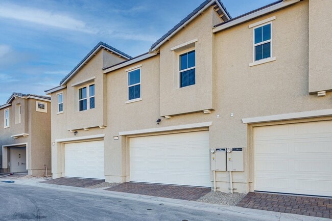 Building Photo - Sleek Contemporary Townhome with Open Layout in Prime Las Vegas Location