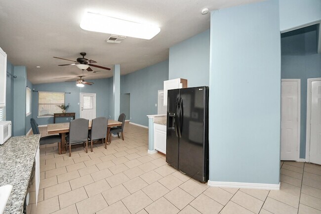 Building Photo - 20919 New Leaf Ct