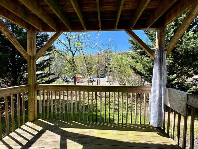 Building Photo - 8 Zell Ln