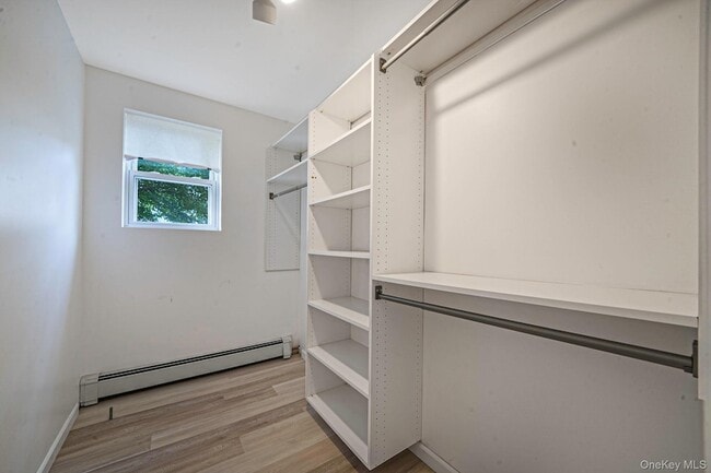 Building Photo - 100 E 7th St