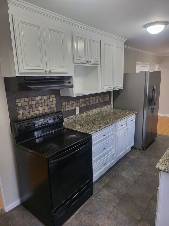 Building Photo - Very large 4 bedroom ranch in Donelson, TN...