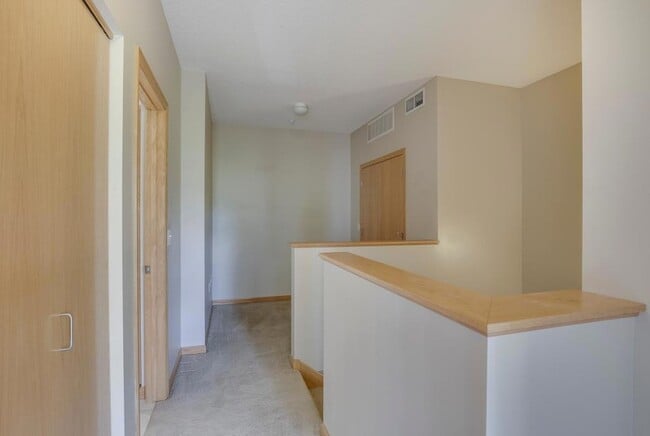 Building Photo - 2566 Ellis Ave