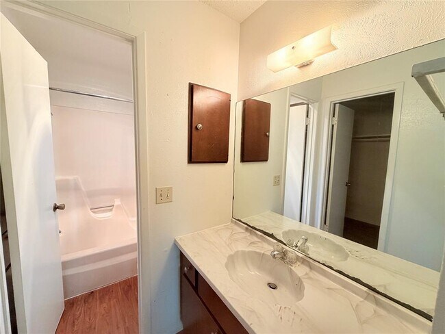 Building Photo - 10904 Meadgreen Ct