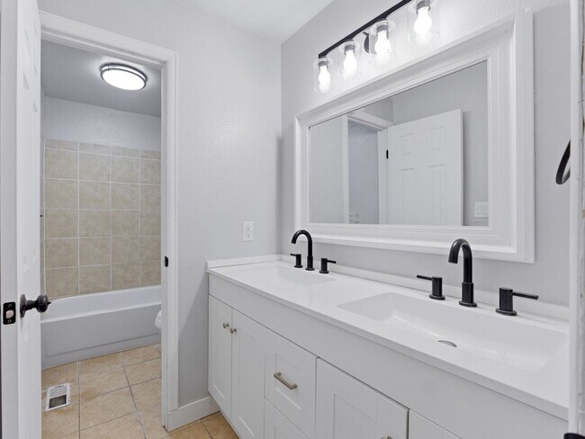 Building Photo - Palisade Perfection: Remodeled Condo Steps from Downtown!