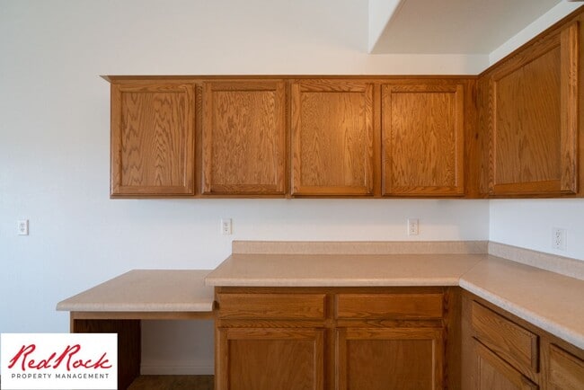 Building Photo - Spacious 3 Bedroom Townhome in Central St....
