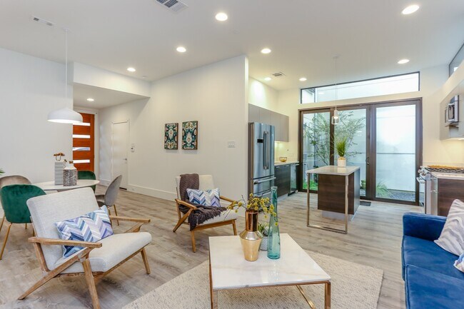 Building Photo - 3404 Saltus St