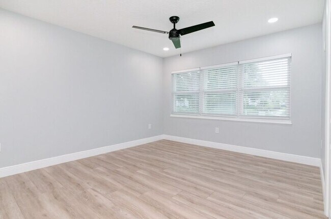 Building Photo - 2031 Temple Dr