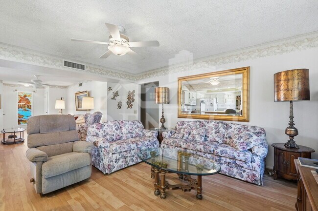 Building Photo - 9807 W Mockingbird Dr