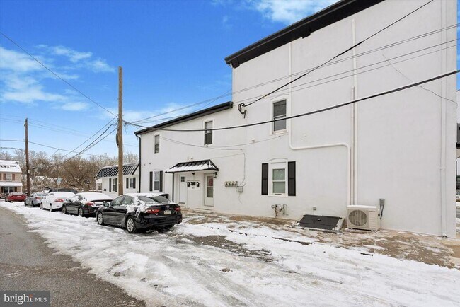 Building Photo - 417 W Elm St