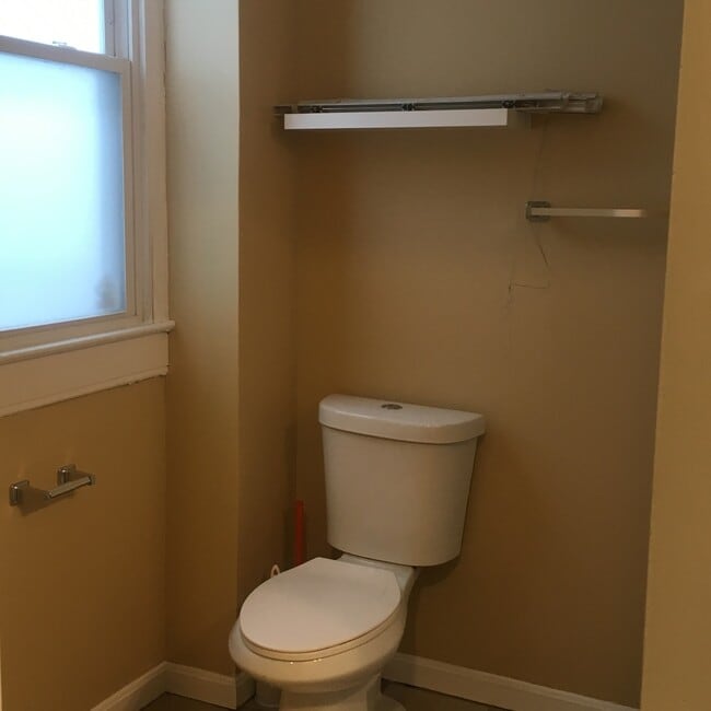 Building Photo - Large 3 bedroom one bath home