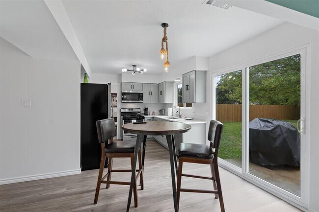 Building Photo - 405 E Logan St