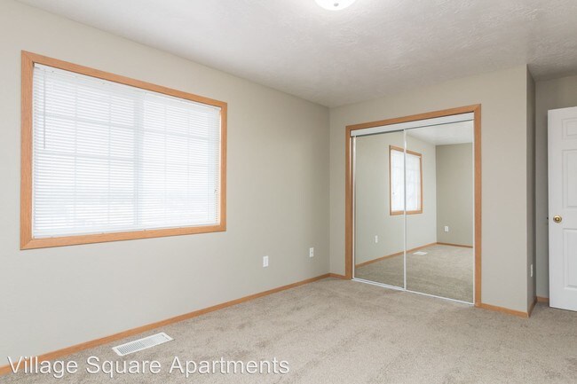 Building Photo - 1915 S Village Square Cir