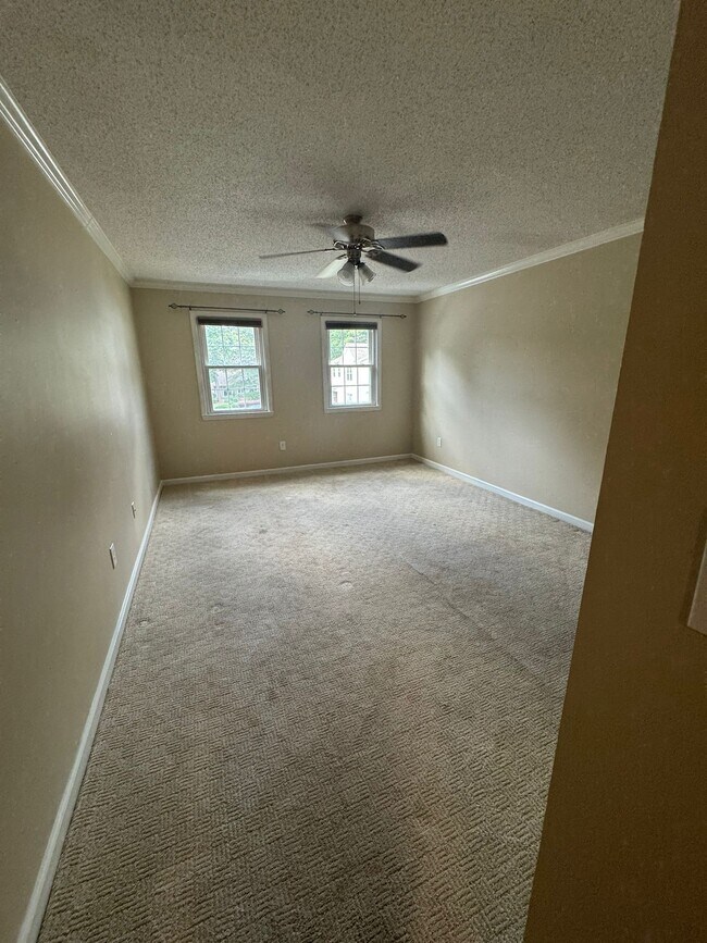 Building Photo - 7024 Somerset Cir