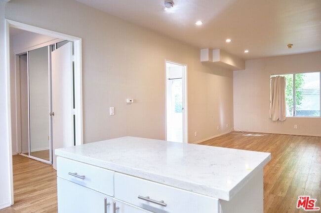 Building Photo - 1242 9th Ct