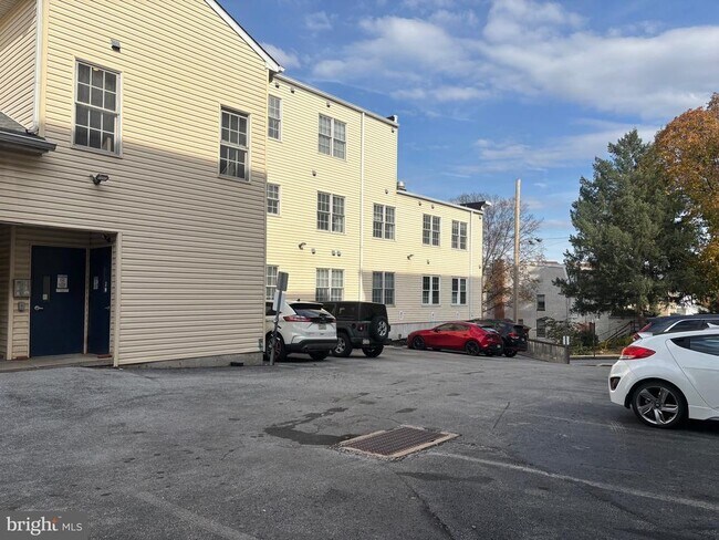 Building Photo - 136 Bridge St