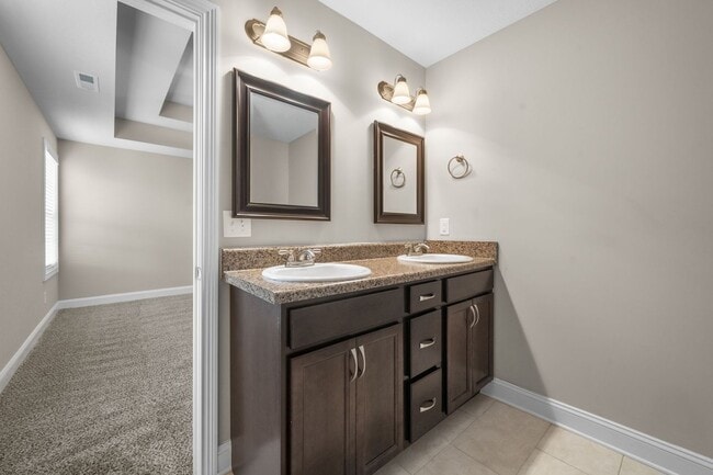 Building Photo - Beautiful Newer Home Close to Fort Campell and I24