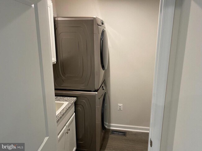 Building Photo - 7911 Independence Dr