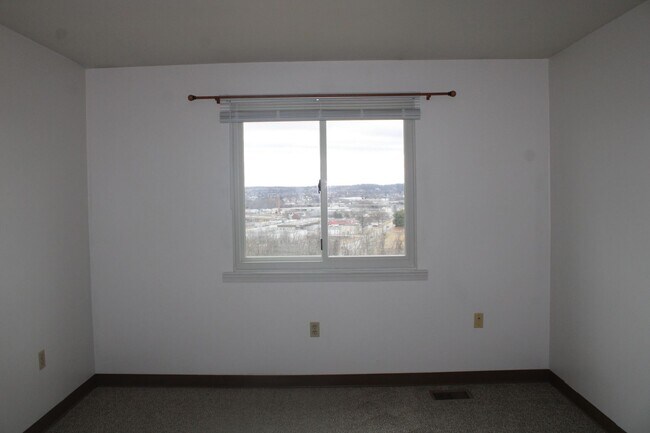 Building Photo - 2 Bedroom Townhome with Attached Garage